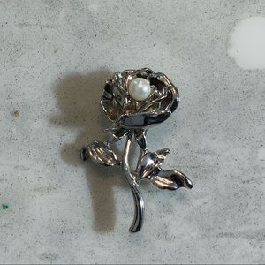 VINTAGE OSE WITH PEARL CENTER SILVERTONE PIN